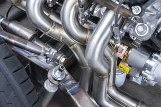 How to Distinguish Between an Exhaust Header and an Exhaust Manifold